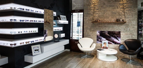Modernes Brillengeschäft mit stilvollem Interieur und großer Auswahl an Designerbrillen.